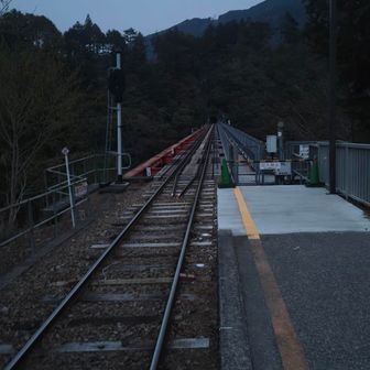 観光客も居ない静かな湖上駅