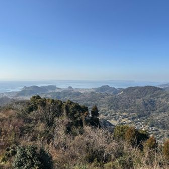こちらの海はどの辺りかな…
画面中央の海岸沿いに見えるポツンと孤立した小山は…