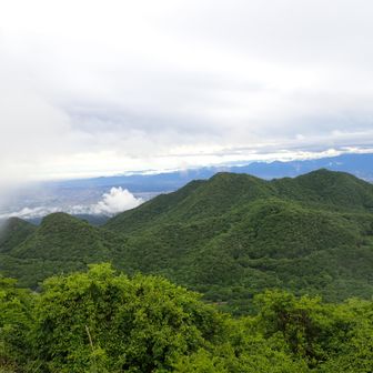 山の谷間から霧が湧いていました