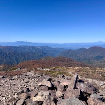 左に月山、右は鳥海山。いずれも残雪期にスキーで登り滑った山なので感慨深い