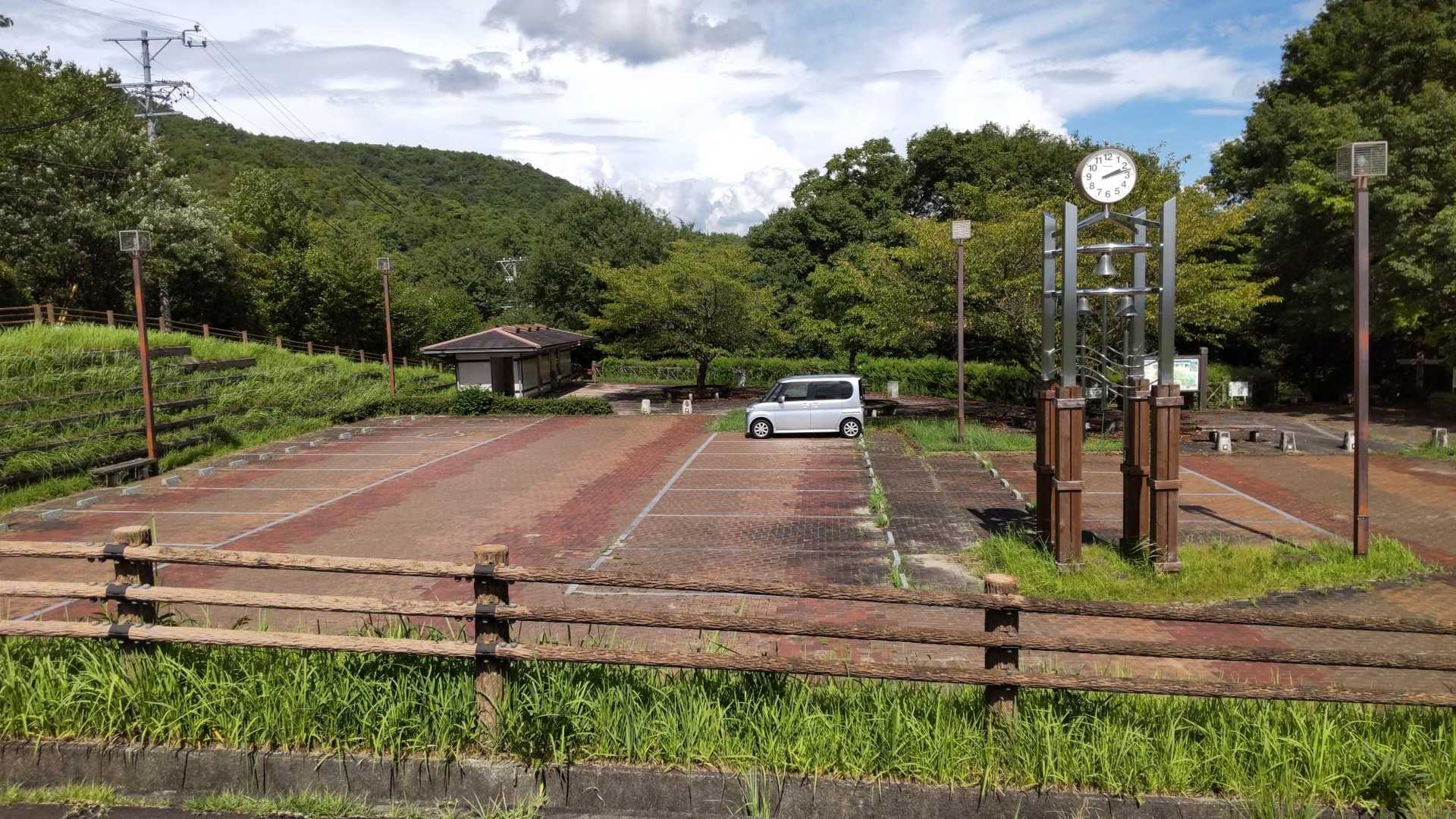 駐車場🅿
昼から🌞晴れたので、
レッツゴー　🥾

あっ！今日はセカンドカーなので、
「シルバー」の車です🚙