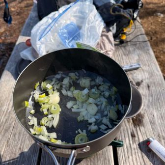 油で香味野菜を炒めます。油がちょっと少なかったな。