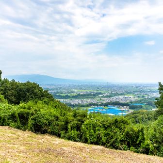 左に赤城山
山頂は本当に涼しくて良い風が吹いている。
ここだけ別世界だった。

お父さんが東家の後の木にハンモックぶら下げて昼寝すると最高だよと言っていました。
間違いないね。