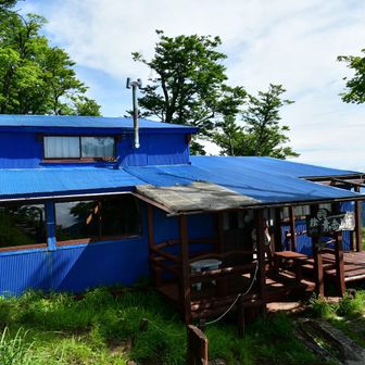休憩後は青ヶ岳山荘でトイレ休憩。