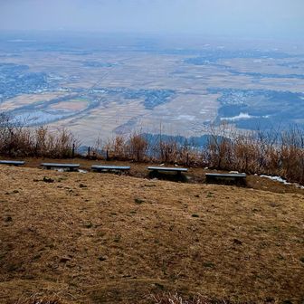 こちらも雪なし。眼下の広大な田園風景を目に焼き付けて、げっざーん🏃‍♂️💨💨💨
