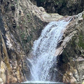 魚止めの滝だったっけな？
エメラルドグリーン