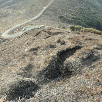 杵島岳の中腹から、登山道を振り返る
