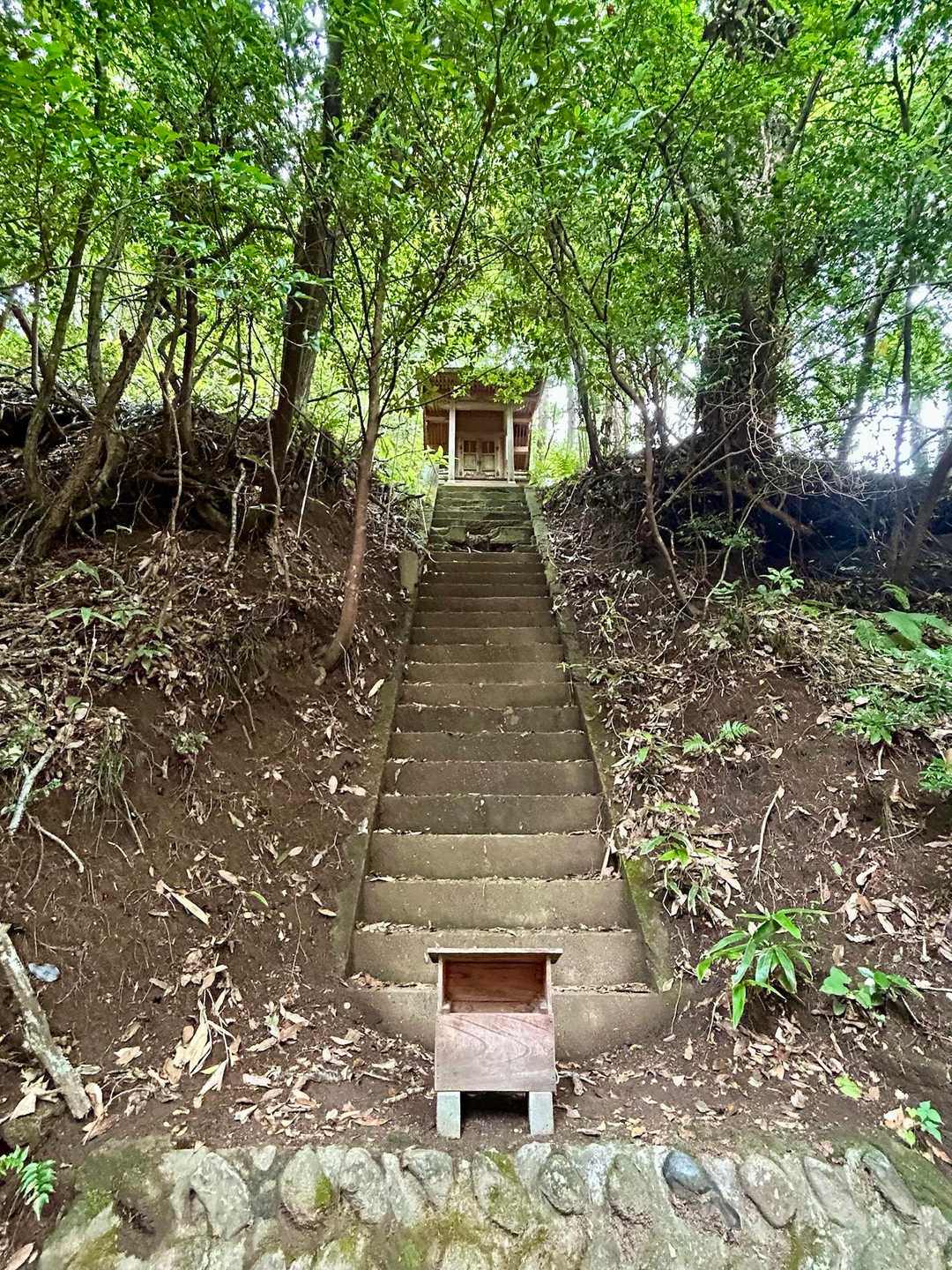 サムハラ神社の元宮へ。
階段は上がれないので、この場所から拝む。