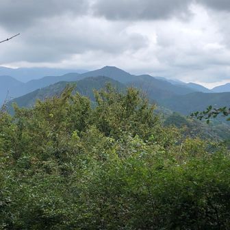 岩茸石山から。正面高いのが棒ノ折。あそこから歩いてきた！と思うと感激