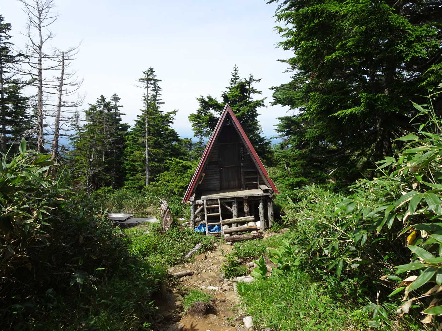 蒸し暑くて水を沢山飲んだので避難小屋に寄って水汲みに行きました💧