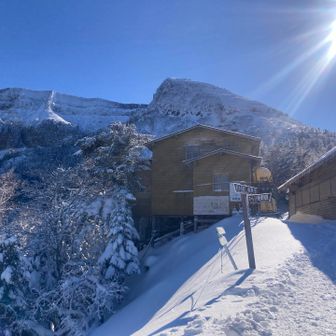 夏沢峠から硫黄岳
ここで長野県警の山岳救助隊員の方に遭遇
とてもとても大きな荷物を担いで歩かれてました。
特に事故があったわけではなく、パトロールとのこと。