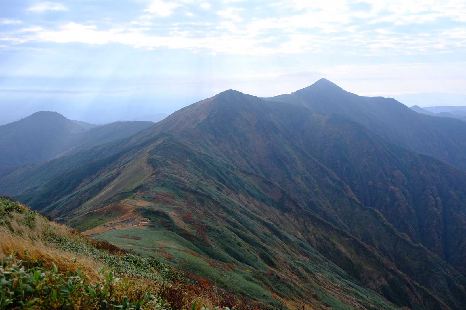 ここからだとピラミダルな山容の大朝日岳。

うっすらと天使の梯子。
きれいだ。