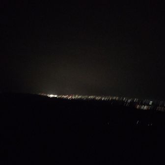 明るくなってきたかな？と登り始めるとやはり真っ黒
スマホの明かりを頼りに福山登頂
ここで雨が降り始める