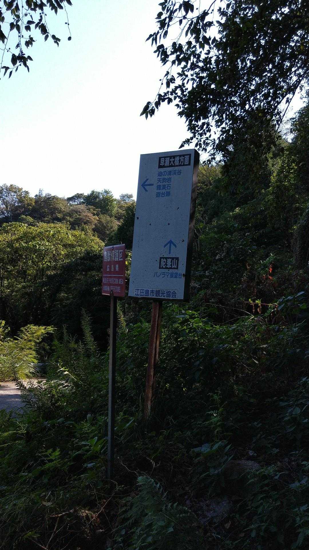 左から来て、右の道路に合流です。