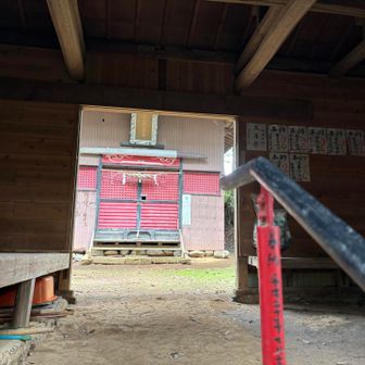 神社の手前に屋根付きのスペースありました。参拝中、パラパラと雨が降りましたが、参拝後すぐにやみました🙏