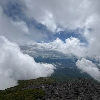 山頂到着！
到着したら雲が流れて絶景が