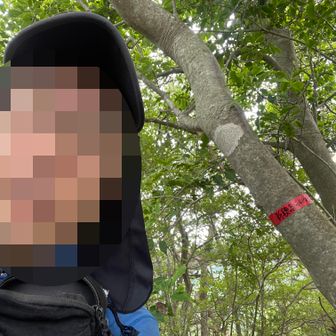 途中林業らしき踏み跡に引き込まれて尾根芯外してしまい、復帰するのに同じようなことしたらしき薄い踏み跡辿ってズルズルの斜面這い上がったりして、すでに朝から相当疲れてた足がもう上がらなくなってなんとかたどり着いた新穂高。
ここも山頂標識の類いは見つからず、でも赤テープにちゃんと書いてあった。
ここで少し休憩。
この後の下りはすぐ笹藪の中になり、上の方は踏み跡っぽいものが幾筋も錯綜して分かりにくい部分があって特に下りでは難しいが、とにかく基本は尾根芯。
途中なんか山腹を谷に下りていくような筋があったらそれは道ではなく獣道である可能性が高い。
ほんとの道は笹藪の下でもしっかり踏まれており、時に曖昧になってもすぐまたしっかりした道が出てくるから、しばらく曖昧なまま続くようなら戻る方がいいかも。
