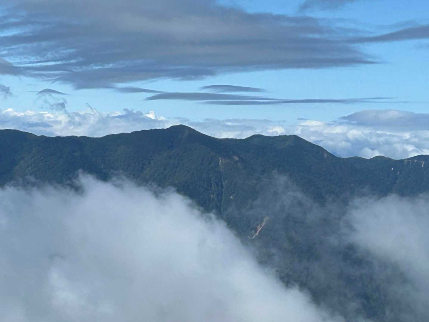 南月山頂上から