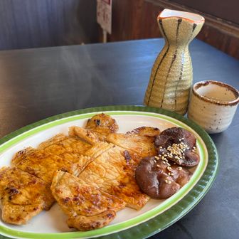 豚味噌漬けと熱燗を注文した