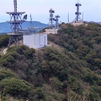 鰐塚山頂上からNTTや自衛隊などの中継局を望む😌