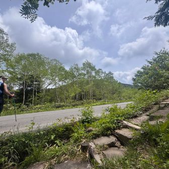 東吾妻山おりてたら登山口近くで
「ヒャッホー」と聞こえたので「ヒャッホー」と返す😁お互いここで待ちながら休もうとしてたのに、休めないパターン🤣

浄土平でこばい毛さんに飲み物1.5L買って来てもらいました🙌ありがとうございます✨