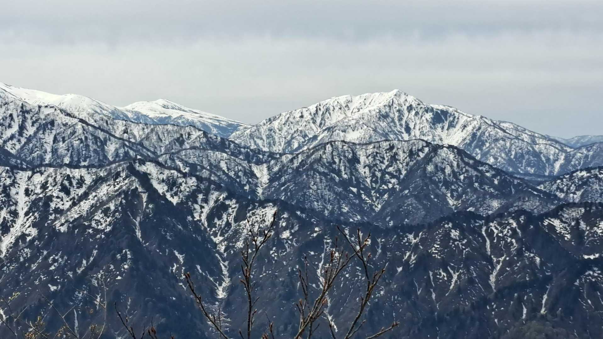 鍬崎山と奥に薬師岳🏔️