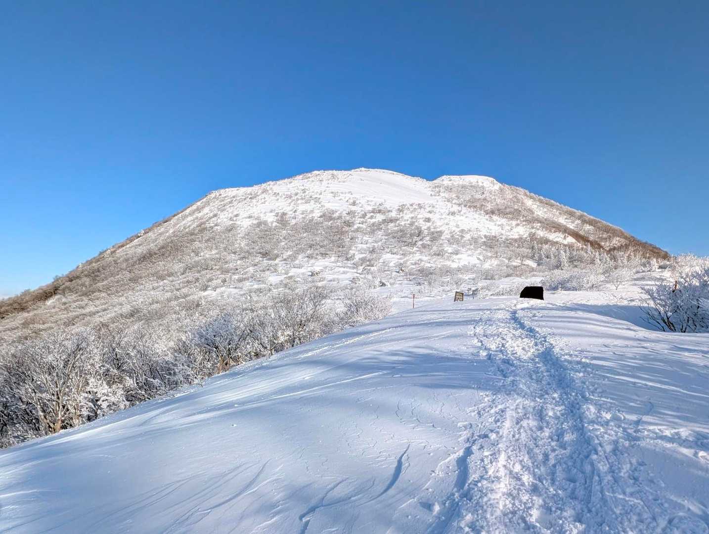 笹谷峠駐車場手前に到着　
正面に🏔️大関山　