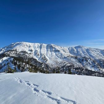 空のグラデーション✨
今日歩けた事に感謝。下山、それなりに疲れました(笑)

苗場山🍶次回は買える時間に下山します！
