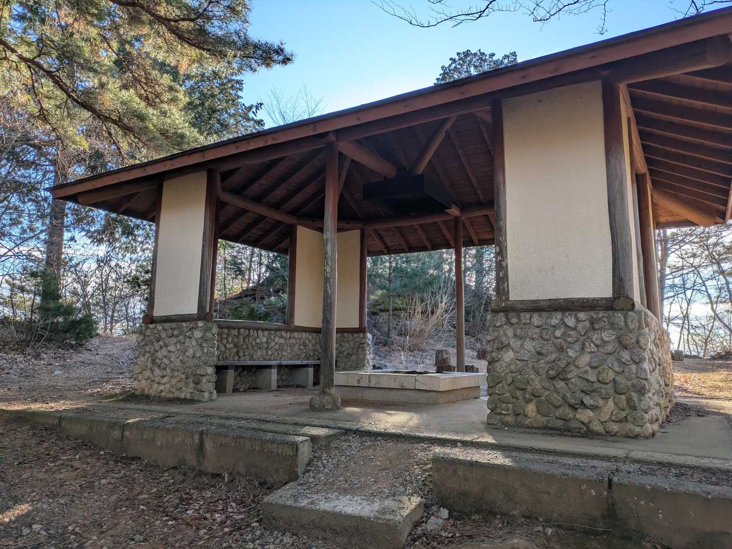 子ノ権現に行く前に阿字山へ
東屋の上が山頂(グレーピーク)