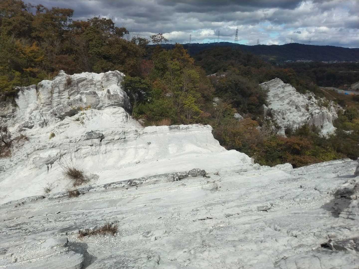 ダイヤモンドトレール起点発着｜白い岩肌の屯鶴峯往復コースの写真