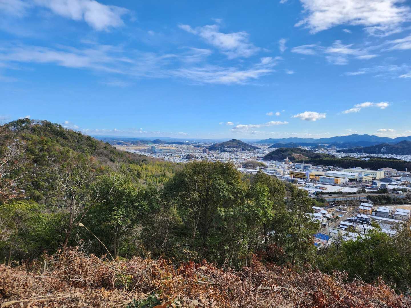 松尾山展望台から東方向
左は山王山