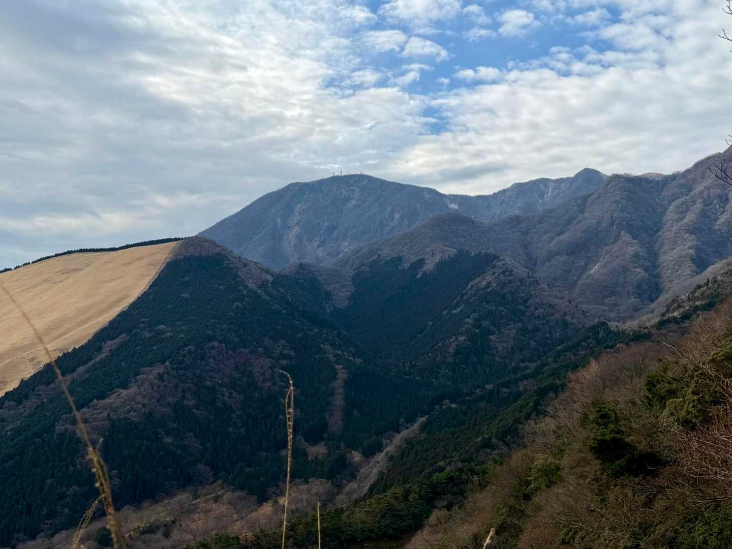 左に見えるのが扇山。
中央に鶴見岳。