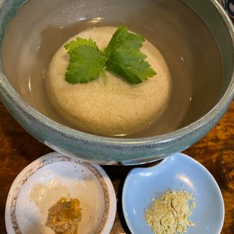 これが食べたかった！
蕎麦がき✨
ふんわり柔らかで蕎麦の香りが上品で本当に美味しい！！
きな粉と味噌ワサビがついてくる。
これまた美味！！