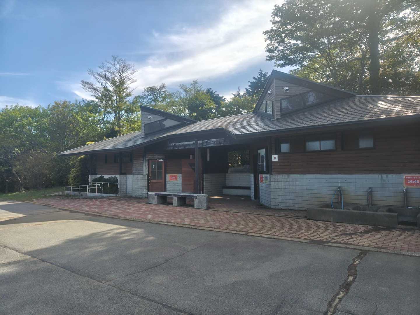 ゴルフ場の手前にハイカー専用の駐車場ありました
トイレも綺麗✨ありがたや
なんせここまで来る伊豆スカイライン、眺めはいいけど、当然ながらコンビニないので、補給とトイレはかなり手前ですまさないとダメでした😅