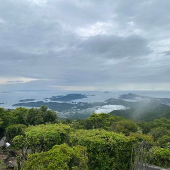 曇ってて渥美半島見えず