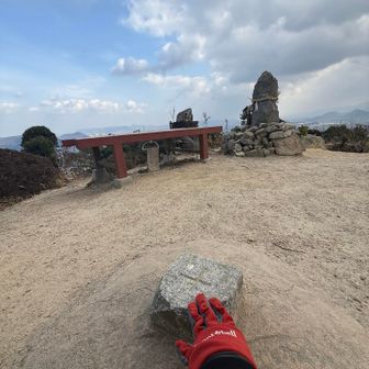 本日2回目の龍王宮
三角点にも　ご挨拶タッチして…
さ、下山