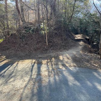 土樋割峠。舗装路！この辺まで車で登れるのかな。
