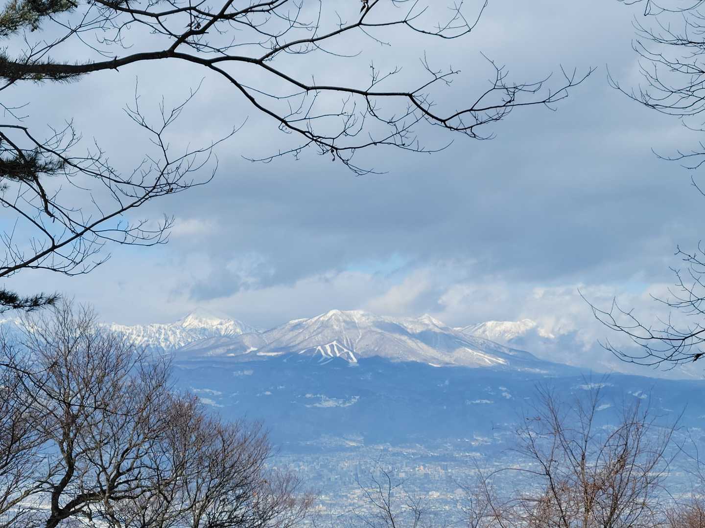 さっきは見えなかった飯縄山と黒姫山が見えている🌞