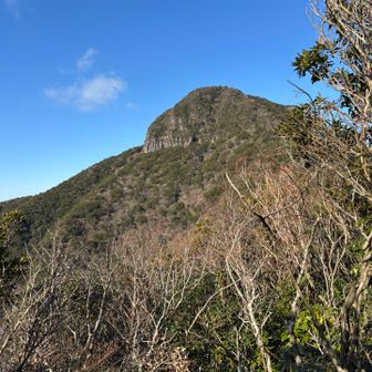 ここから見た経ヶ岳は異質な形をしていた