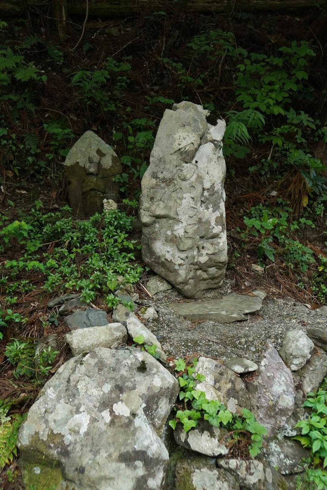 馬頭観音✨
その昔、峠を越えようとして馬が傷ついたのだろうか⁉️
部落の外れに立つ✨