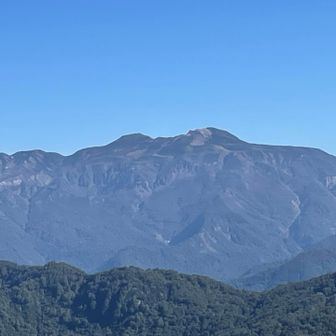 白山御前峰に大汝峰

フォロワーのtwiceYさんがナイトハイク＆御来光🌄見て下山後、鬼ちゃん👹登ってたらしい😅しかもお代わりとなー\=͟͟͞͞(꒪ᗜ꒪ ‧̣̥̇)/ﾍﾝﾀｲ…
同じくフォロワーのちぃささんが景色堪能しながらお昼をしょうゆラーメン🍜か塩ラーメン🍜どちらにするか迷ってたらしい😆