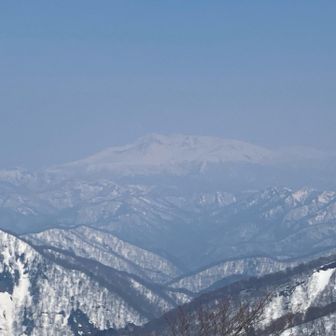 稜線に上がると秋田駒ケ岳がこんにちは
これはテンション上がる✨✨