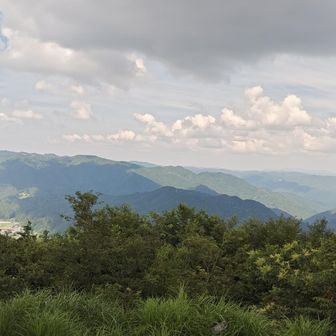 雲が山肌に影を落としてる