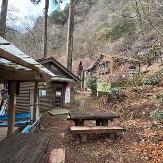 清滝小屋に到着。閉まってますが立派な小屋です。広いテン場もあるようです。清滝小屋手前で道を間違えてゴミ捨て場のような所を登ってきてしまいました。正規のルートは帰りに確認。