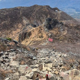 岩岩を慎重に降ります
