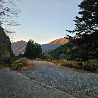 駐車場は自分だけ(笑)

篠井山の登山日記を拝見したら
日中は5台ほど駐車されてた
みたいですが自分が下山して
戻って来たら1台でした(笑)