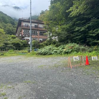 残念ながら休業中
犬さんの声はした