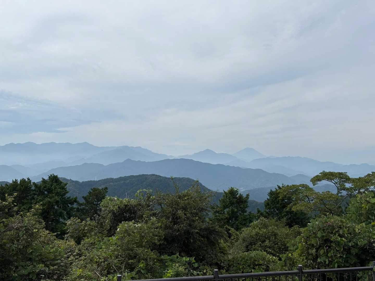 丹沢山塊がグラデーションで綺麗