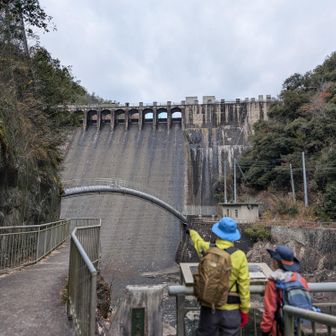 千刈水源池
水はまったく落ちていない。
水量豊富な梅雨の頃は、水しぶきが大迫力💦なのだが。