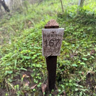塔の峰の登山口は　①で50メートル毎に設置されている。